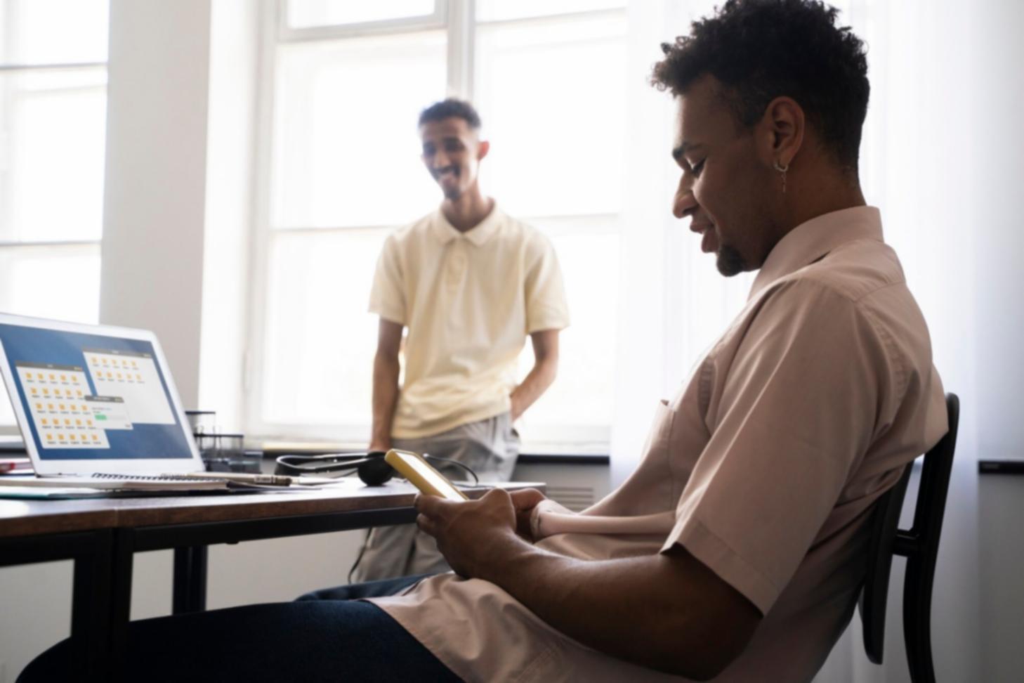 Kursteilnehmer arbeiten gemeinsam an Budgetierungsprojekten